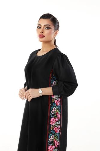 ثوب أسود بطرف من الجنبين