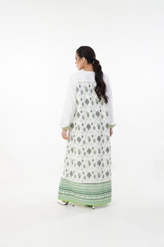 ثوب أبيض بطرف اخضر و الخلف مشجر