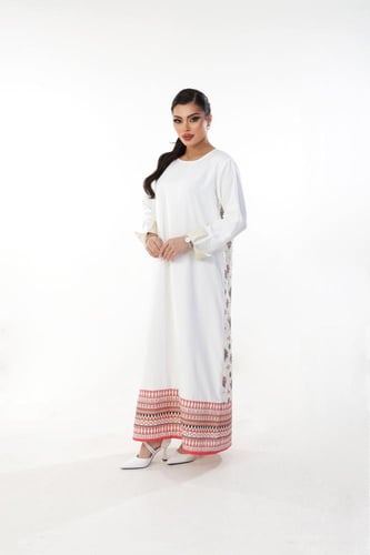 ثوب أبيض بطرف أحمر و الخلف مشجر