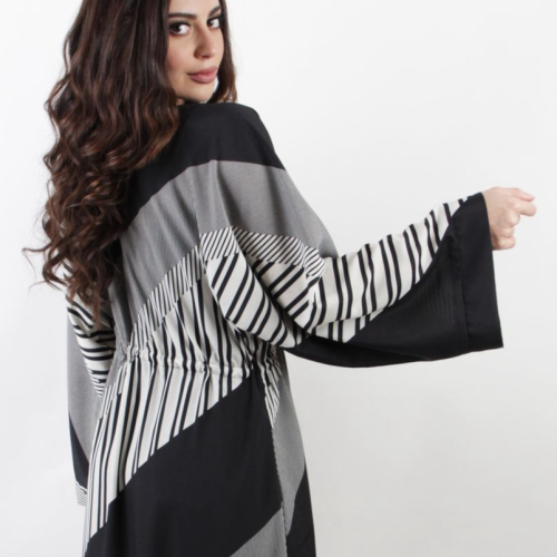 كيمونو أبيض و أسود