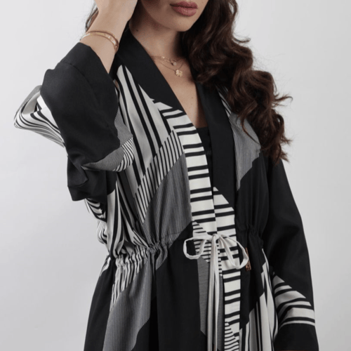 كيمونو أبيض و أسود