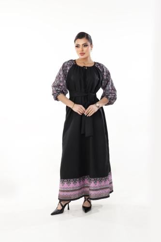 ثوب أسود بطرف فوشي مشجر
