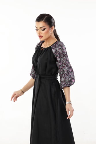 ثوب أسود بطرف فوشي مشجر
