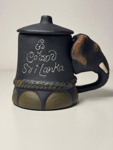 كوب فخار مع اوراق شاي تحفة سيلانية