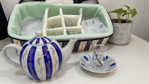 عزبة الشاي الكويتية احمر و ازرق ابو نقطة