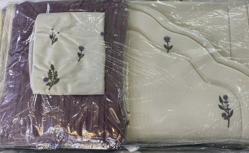 طقم صلاة بتلات وردي مع شرشف مكسر فاتح