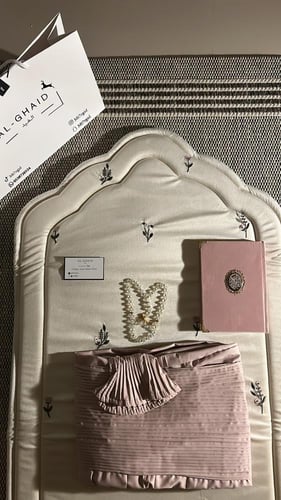 طقم صلاة بتلات وردي مع شرشف مكسر فاتح