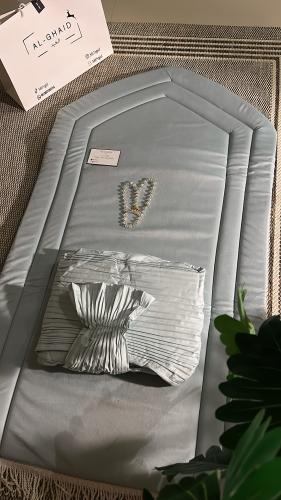 طقم صلاة سجاده اسفنج ساده وشرشف سماوي مكسر