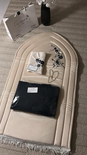 طقم صلاة عناقيد كحلي