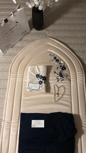 طقم صلاة عناقيد كحلي