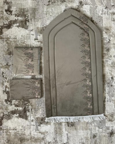 طقم صلاة فخم مطرز مرد مع سجاده مع تلبيسة مصحف بالو...