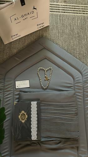 سجاده ساده رصاصي مع شرشف مكسر رصاصي