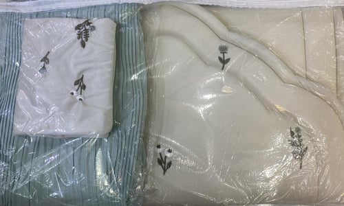 طقم صلاة بتلات وردي مع شرشف مكسر فاتح