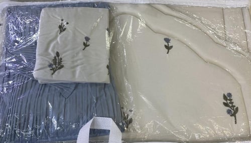 طقم صلاة بتلات وردي مع شرشف مكسر فاتح