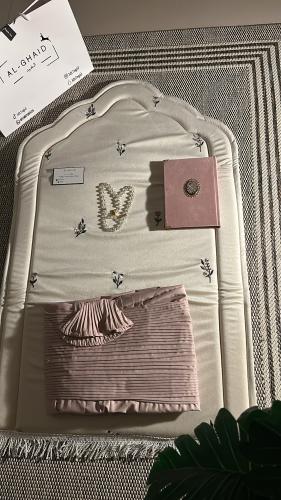 طقم صلاة بتلات وردي مع شرشف مكسر فاتح