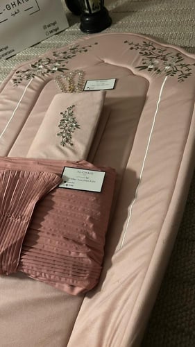 طقم صلاة السكينه وردي مع شرشف مكسر