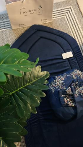 سجاده كحلي ساده مع شرشف مرد مطرز كحلي