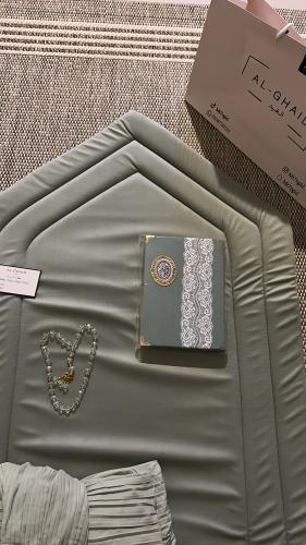 طقم صلاة سجاده وشرشف مكسر تفاحي