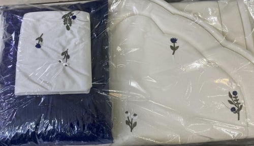 طقم صلاة بتلات وردي مع شرشف مكسر فاتح