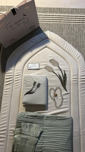 طقم صلاة توليب فخم بيج