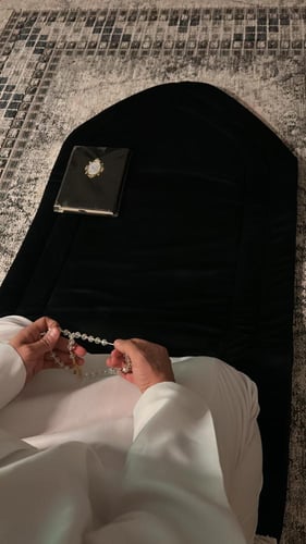 سجادة اسود رجالي