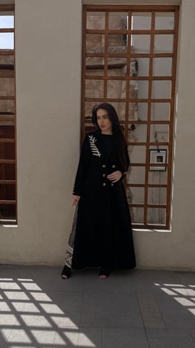 عباءة تحت الأضواء