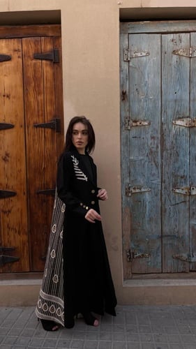 عباءة تحت الأضواء