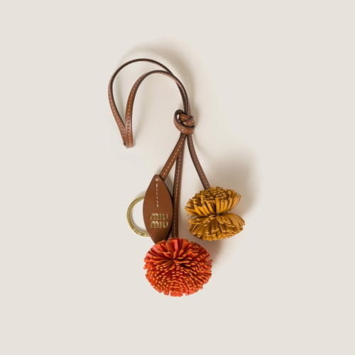 تعليقة / ميدالية ميو ميو الجلدية بالشراشيب الزهرية (MIU MIU Leather Flower Pompom Bag Charm)