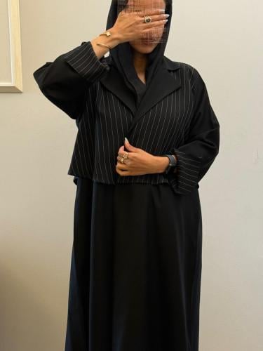 عبايه سوداء كتان مع قصه صديري مقلم بالابيض