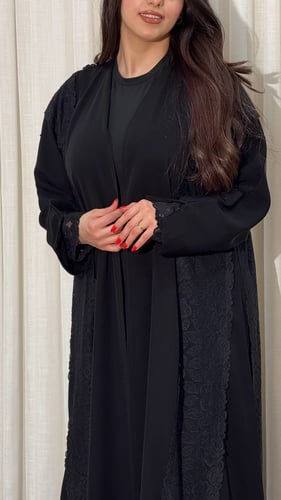 عباية ليزر فاخرة بلمسة دانتيل