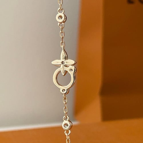 اسوارة من لويس فيتون