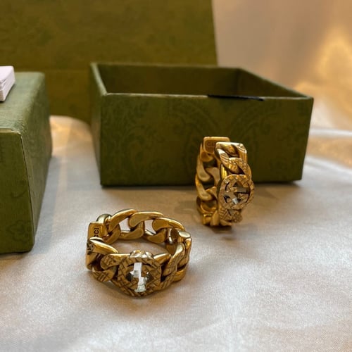 أقراط من قوتشي