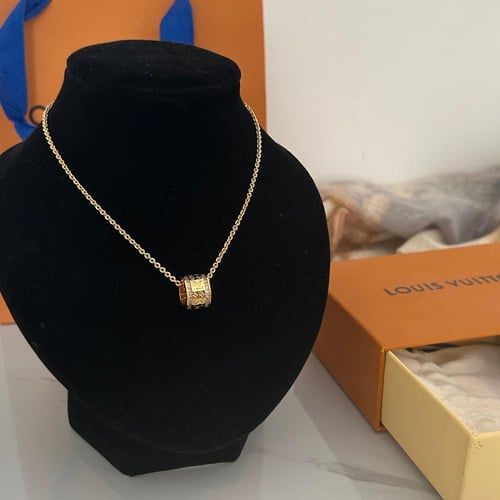 سلسال ذهبي من لويس فيتون