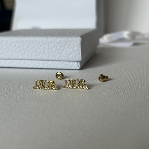 أقراط من ديور