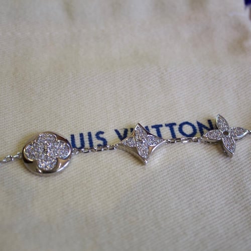 اسوارة فضيه من لويس فيتون
