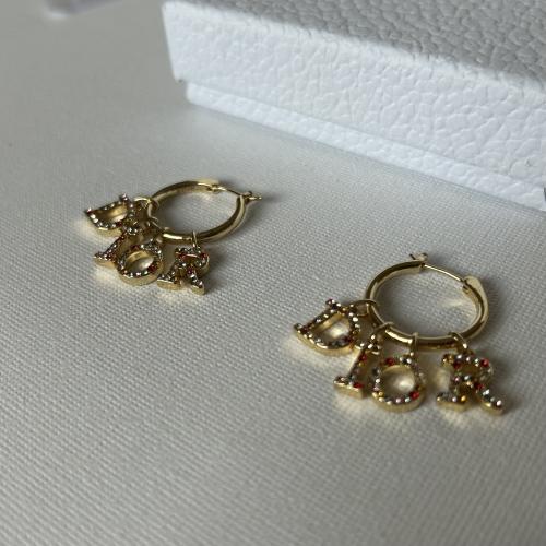 اقراط من ديور كرستال ملون