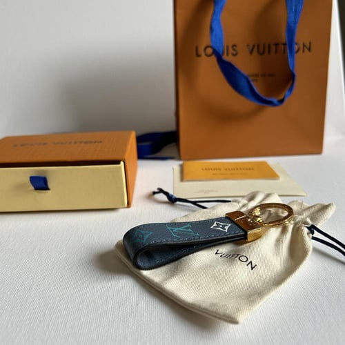 ميداليه من لويس فيتون