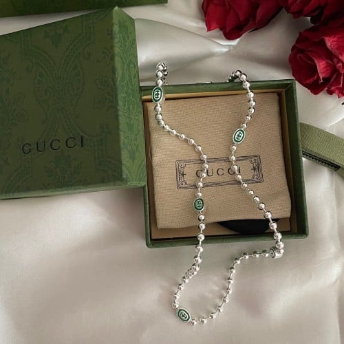 سلسال متوسط الطول من قوتشي