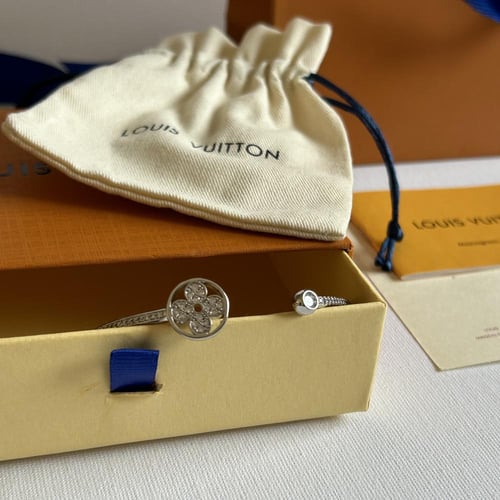 اسواره فضيه من لويس فيتون