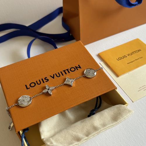 اسوارة فضيه من لويس فيتون