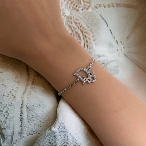 اسواره فضيه من ديور مع حلق