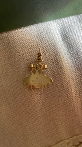 أقراط من قوتشي