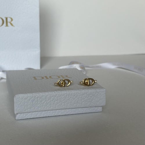 أقراط صعيره من ديور