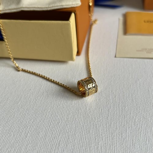 سلسال ذهبي من لويس فيتون