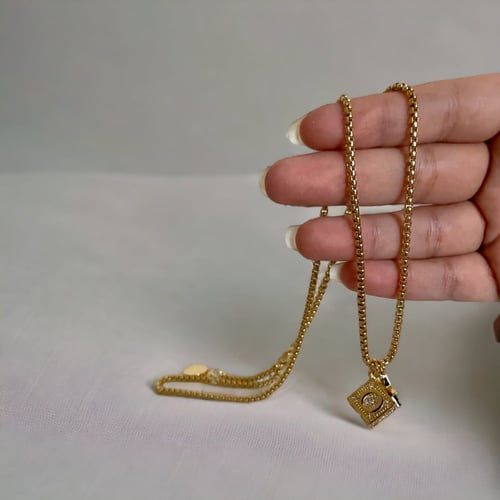 تعليقه ذهبيه من ديور