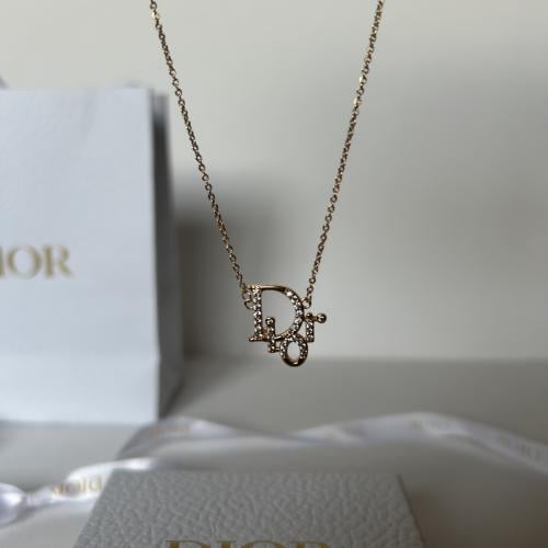 سلسال ذهبي من ديور