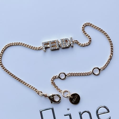 أسوارة ذهبيه من فندي