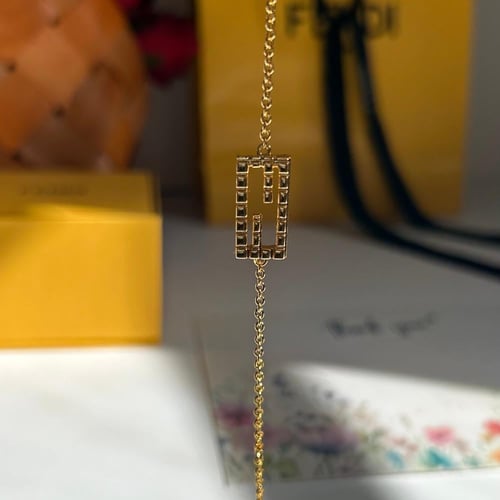 اسوارة ذهبيه من فندي