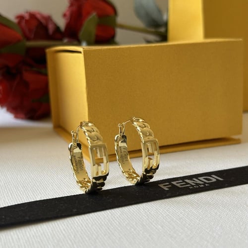 أقراط من فندي