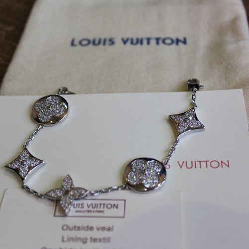 اسوارة فضيه من لويس فيتون